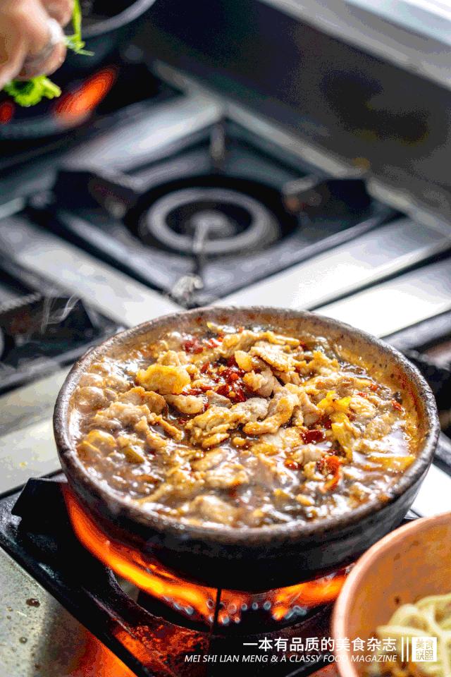 大叔自创鸡蛋饼从2元卖到10元,小伙摆摊卖了3年鸡蛋饼