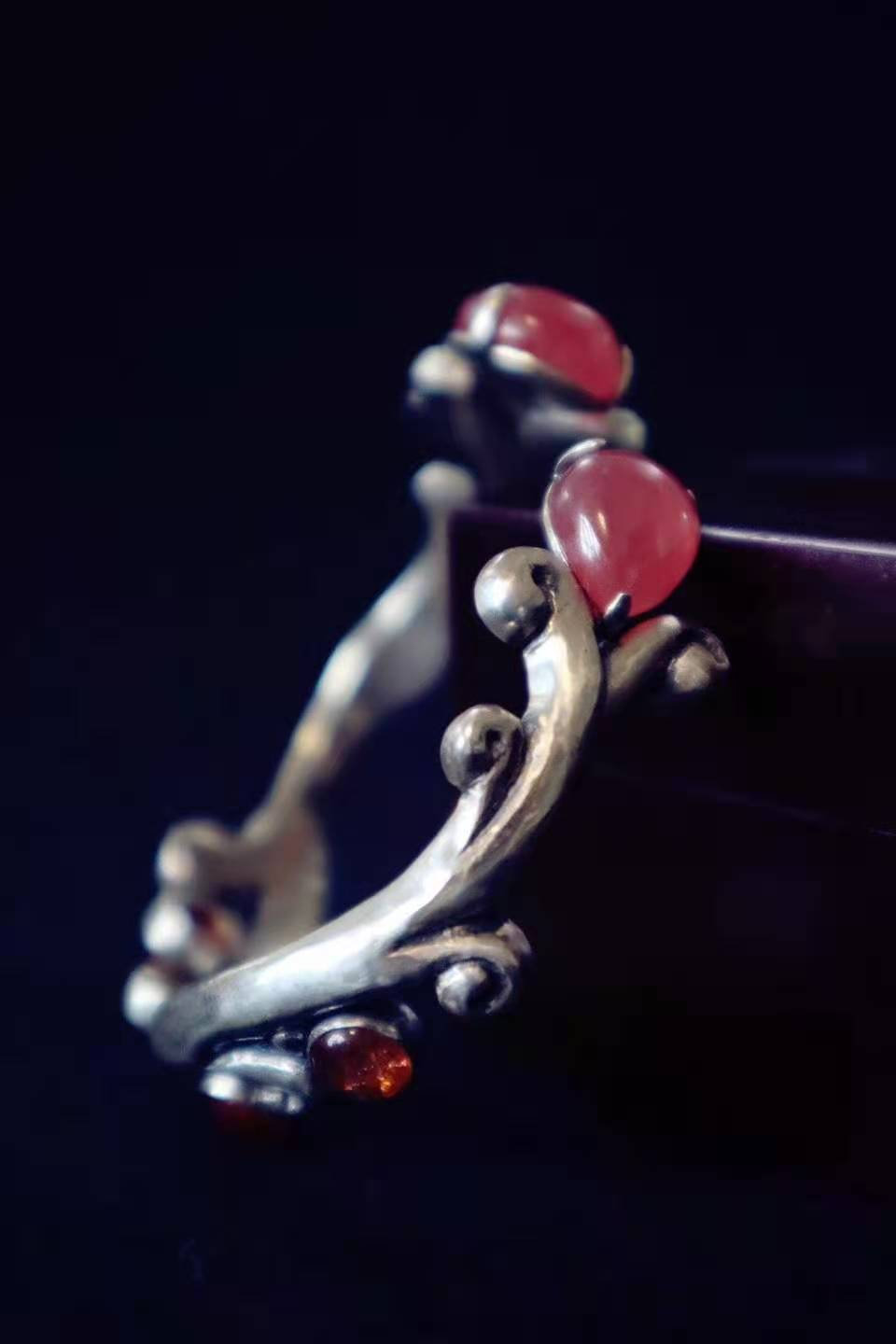 白底青手镯适合多大年纪戴,碧玉手镯适合多大年纪戴