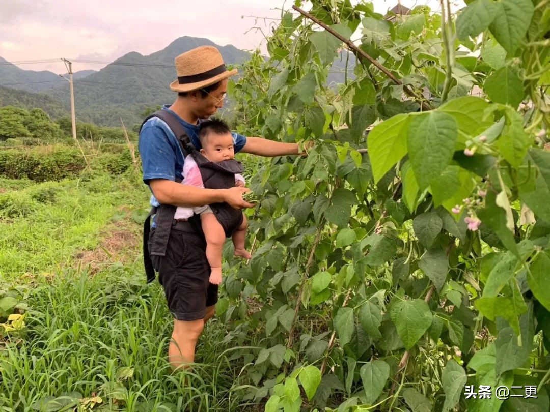 相识27天闪婚，这对逃离大城市的小夫妻，实现“面包爱情”双丰收