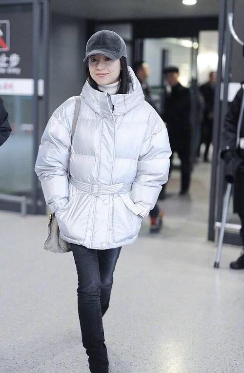章泽天银色外套,章泽天戴帽子粉色衣服