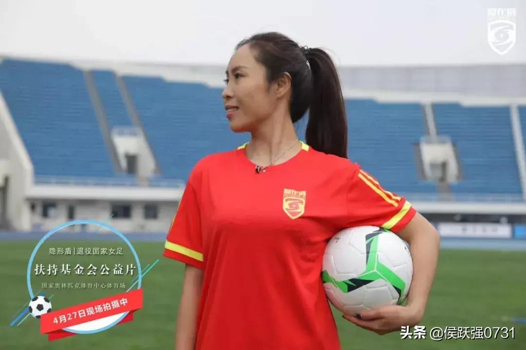 别忘了,曾经的你也饱含热泪为她们高歌铿锵玫瑰……