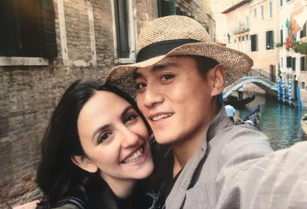 这个曾拯救了刘烨的女人上热搜了，结婚12年甜蜜如初，一双儿女人见人爱