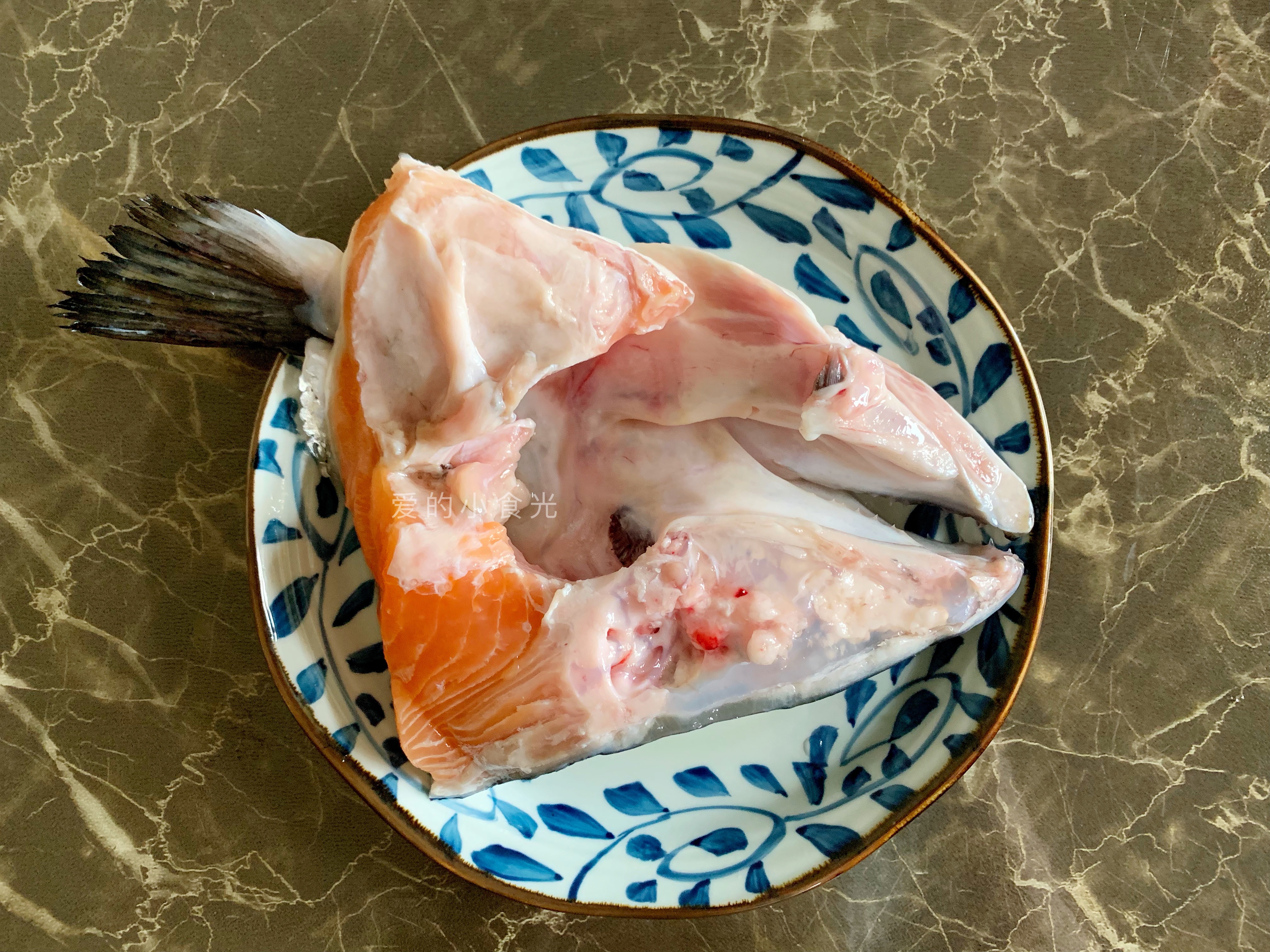 三文鱼头怎么做好吃？我加一勺它做成汤，比酒店厨师长做的还美味