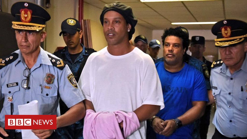 罗纳尔迪尼奥和球王梅西谁厉害,从球王到囚王的足球生涯