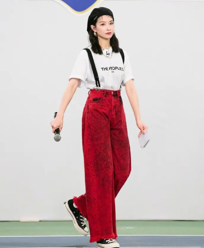 穿背带裤感觉松松垮垮的,穿背带裤显人厚该怎么弄