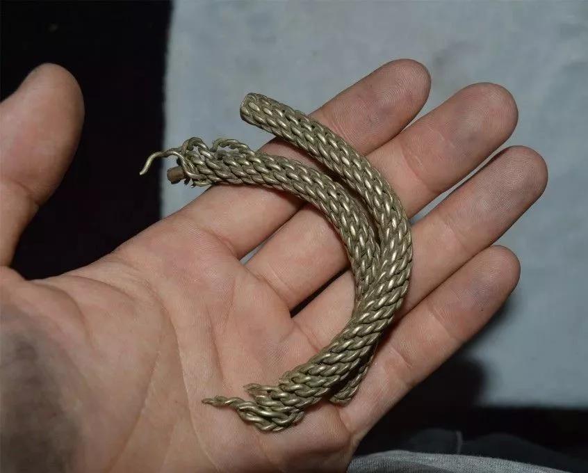 为什么戴银镯手腕一圈总发黑？