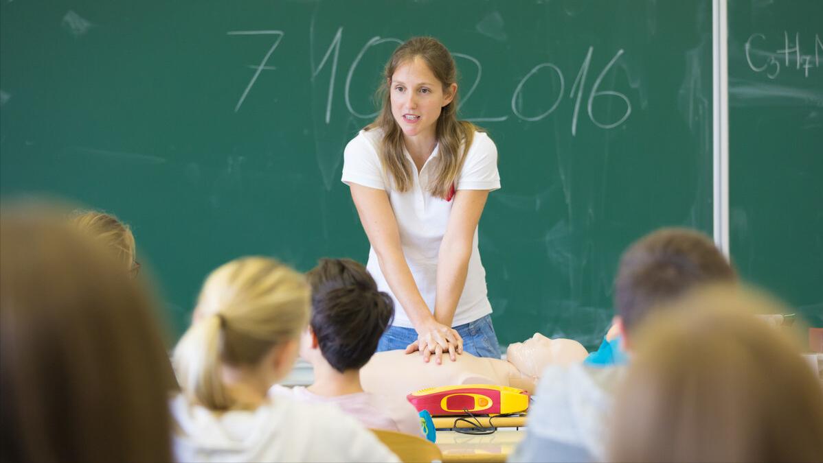 初中分快班和慢班吗,初中分班要挑老师吗