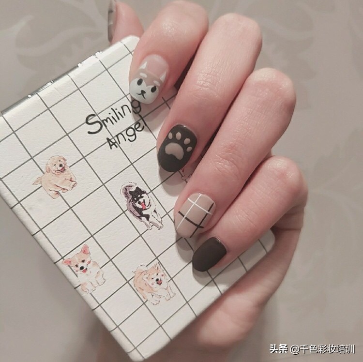 适合黄皮的裸色磨砂系美甲,奶甜双拼美甲