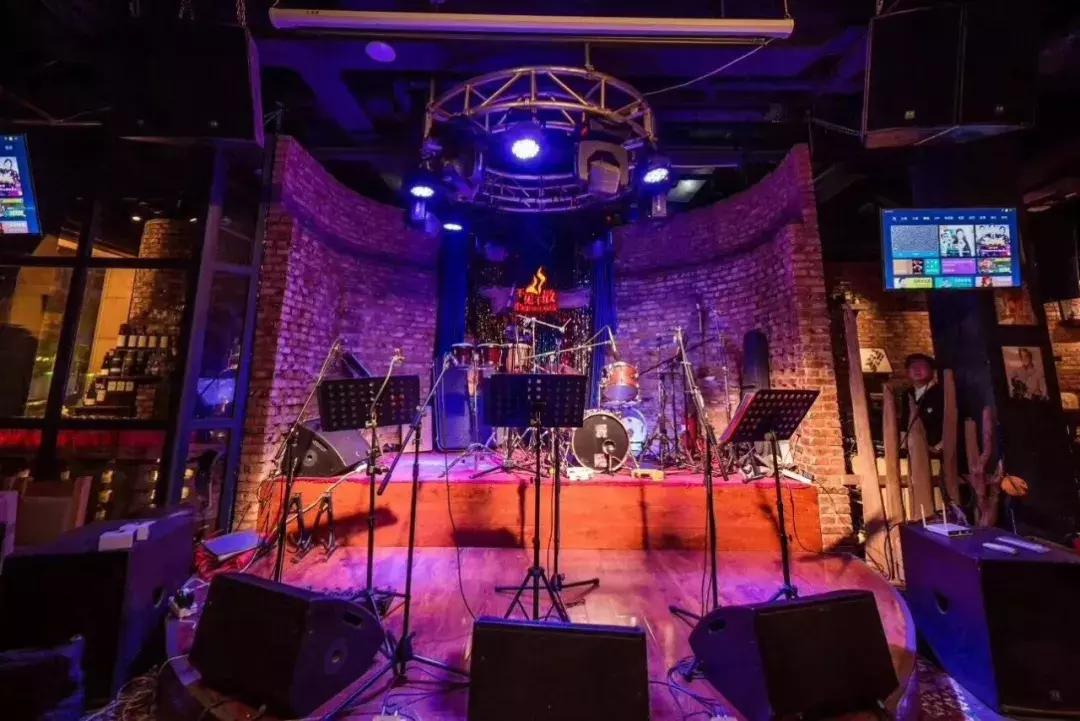 作为郑州酒吧界的引路人，不见不散承载着无数人的青春