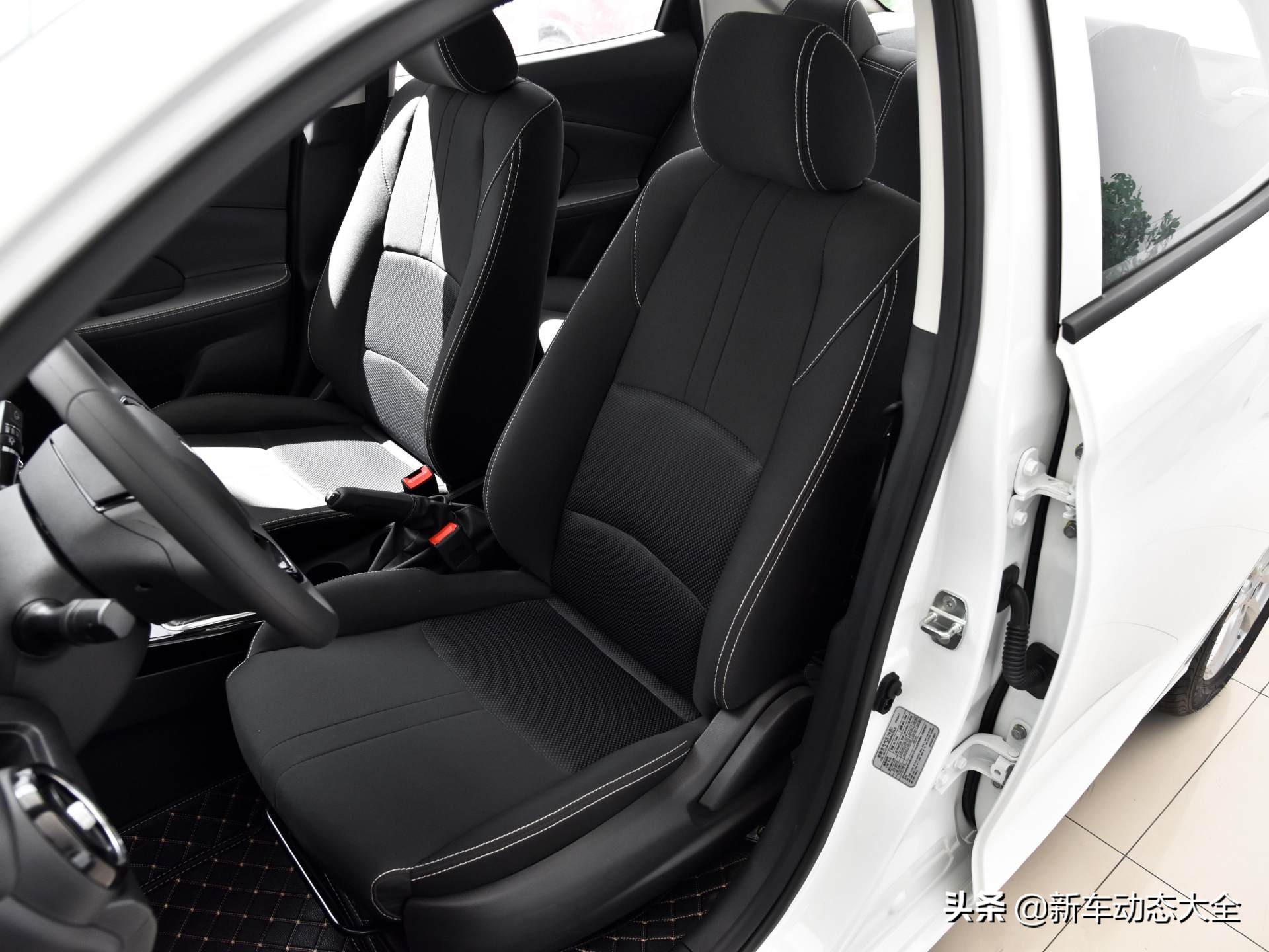 价格便宜还好停车，保养成本低油耗低，实拍悦翔