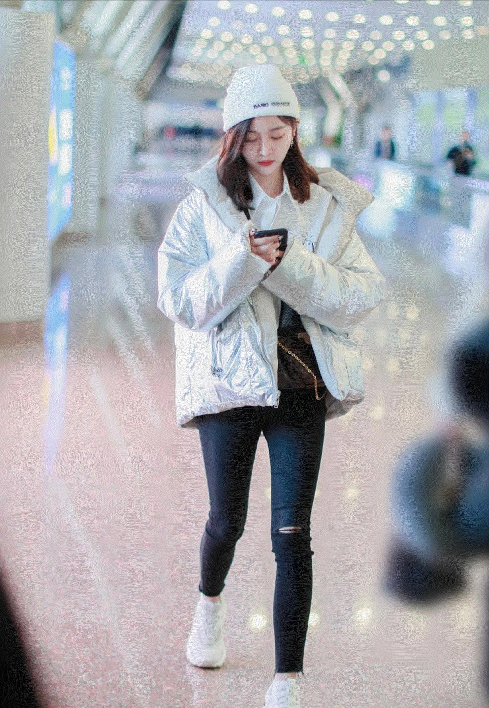 吴宣仪同款机场棕色格子外套,吴宣仪黑皮衣配什么裤子