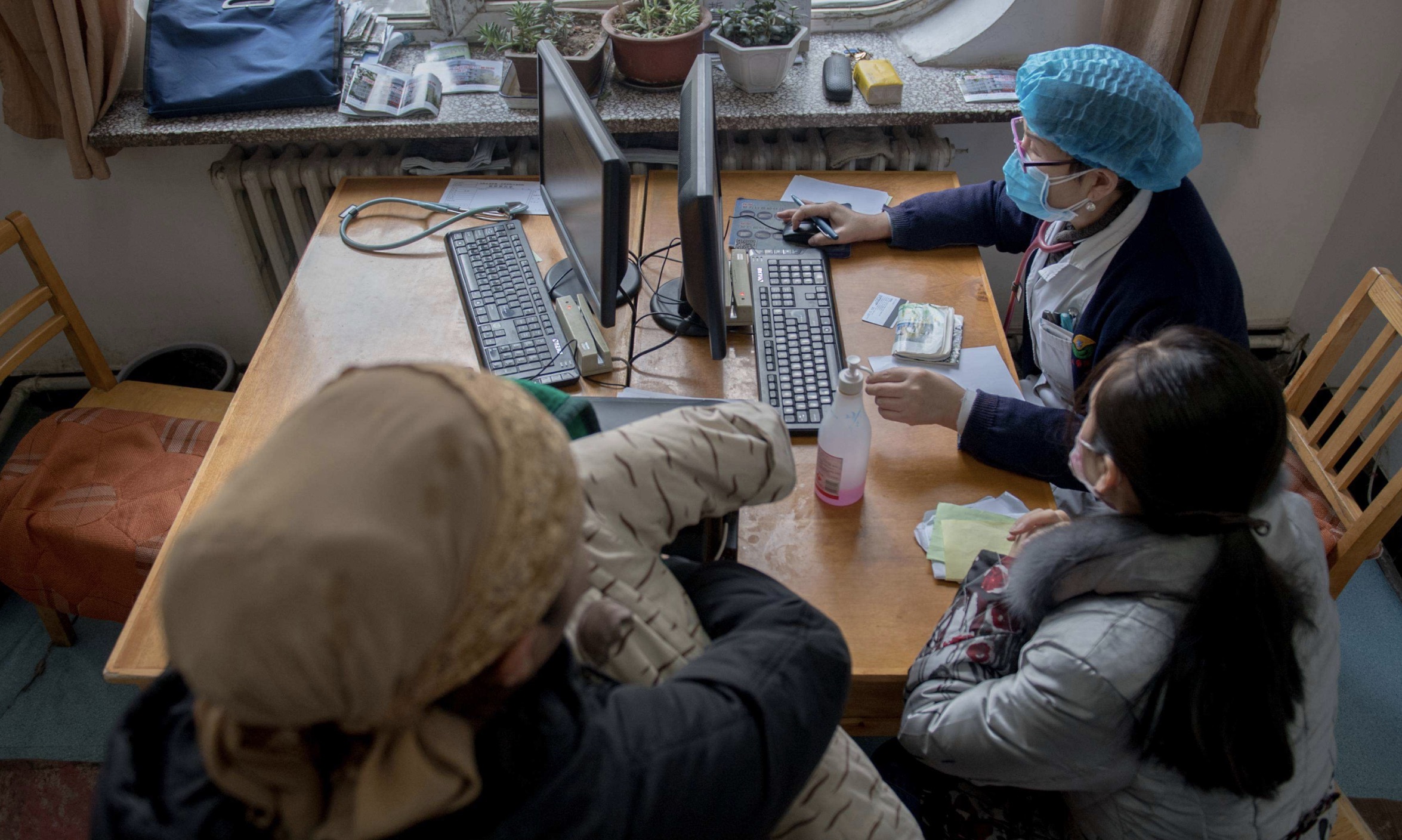 儿子误把502胶水滴眼睛,宝宝误将502滴入眼睛