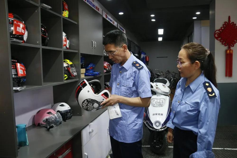 头盔“C位出圈”？日照市东港区市场监管提醒：没有3C认证的不符合摩托车乘员安全头盔标准