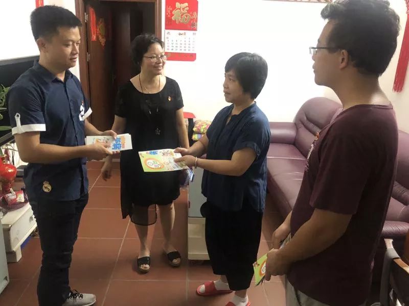 持续推进在职党员进社区志愿服务,在职党员下沉社区开展志愿服务