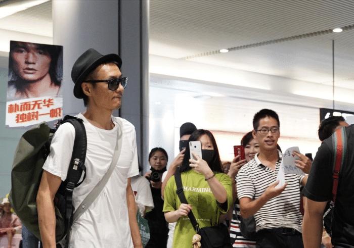 朴树瘦得皮包骨,朴树带狗头帽练瑜伽