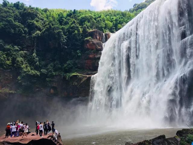 遵义赤水丹霞瀑布比黄果树更大的瀑布，尽然很多游客不知道这里