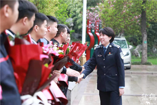 男子被拉进群钱被骗,把你拉进股票群后的三种骗局曝光