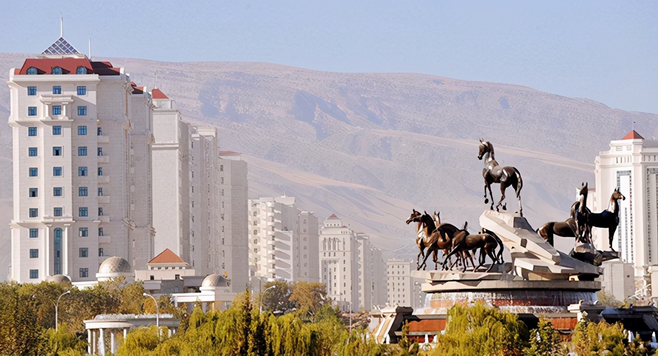 亚洲唯一的一个永久中立国，不用交水电费，汽油每升一毛钱左右