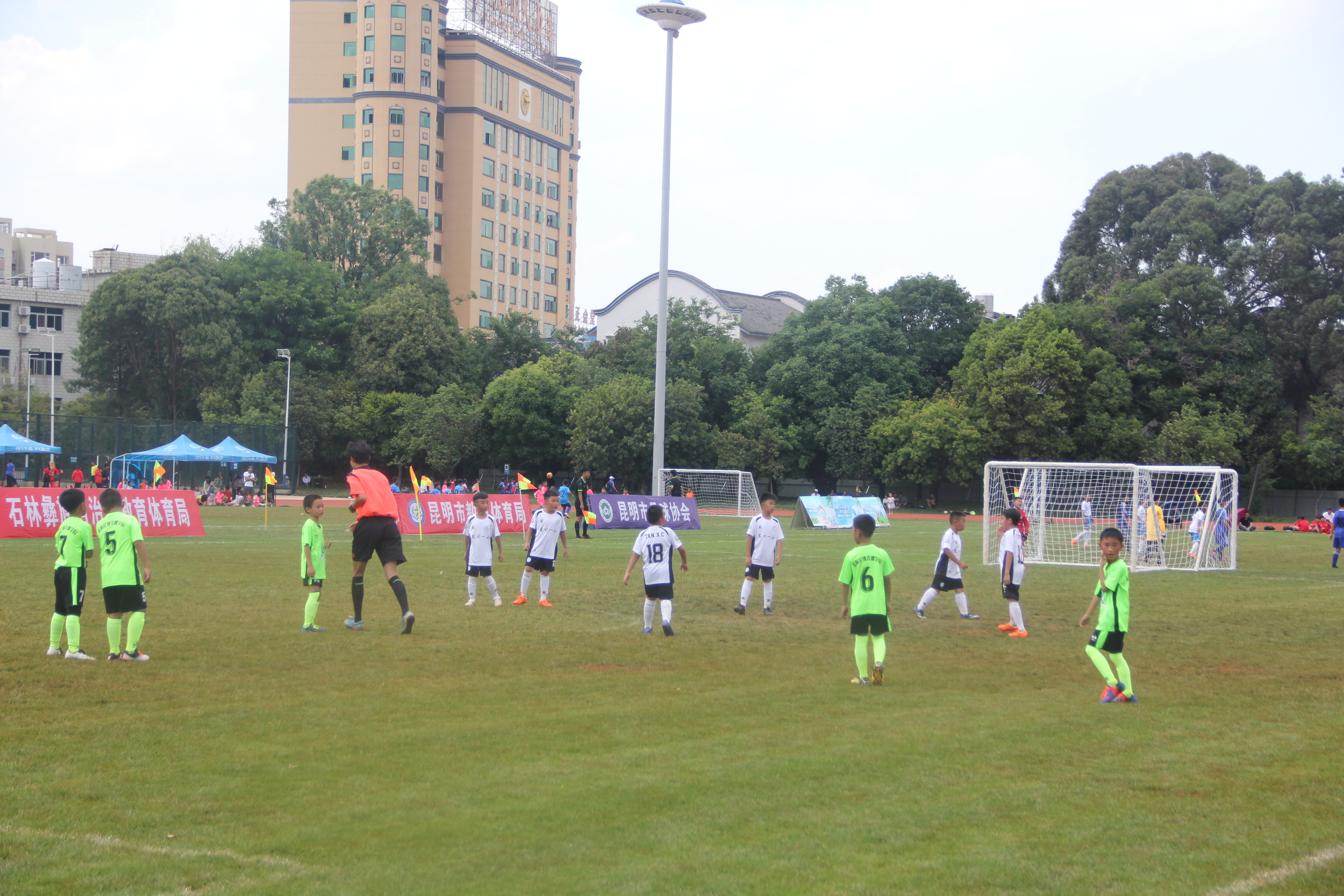昆明奋进杯足球赛呈贡二小,昆明奋进杯足球赛打几个星期