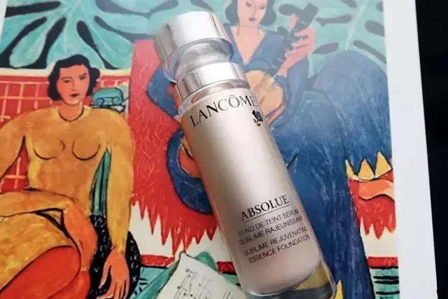 小姐姐想要美颜也要健康，模特粉底液的选择技巧，打造时尚底妆！