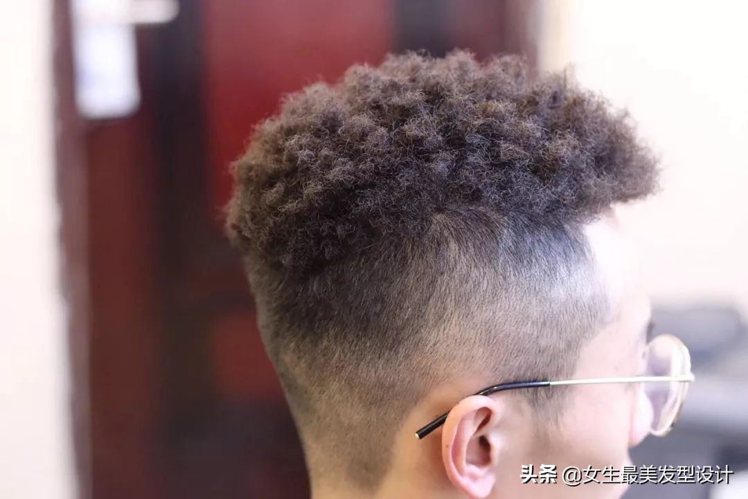 黑皮肤适合的发色卷发,黑皮肤适合烫什么发型好