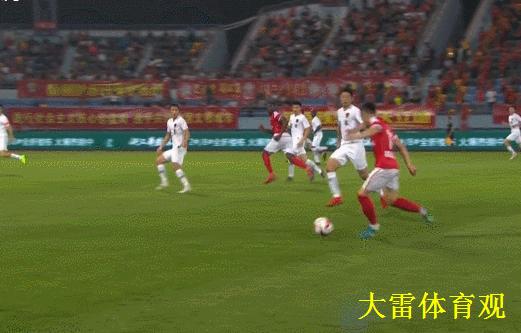 中甲赛场又见功夫足球，一记扫堂腿只得黄牌一张