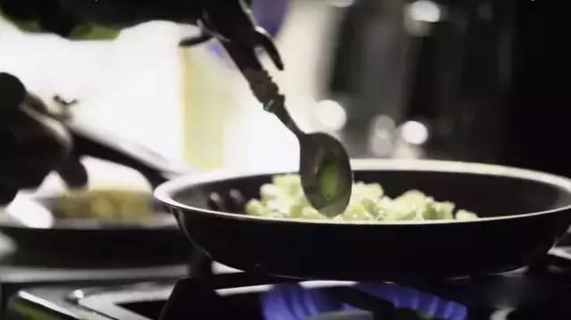 45岁健身身材犹如20岁少女,女子56岁健身如今身材惊艳