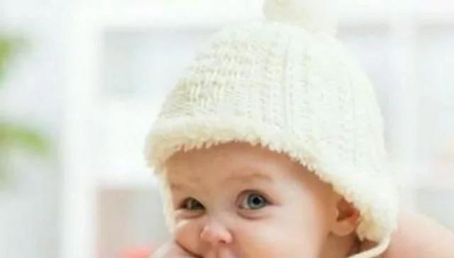 月嫂教宝宝吃手指,月嫂老是让宝宝吃手