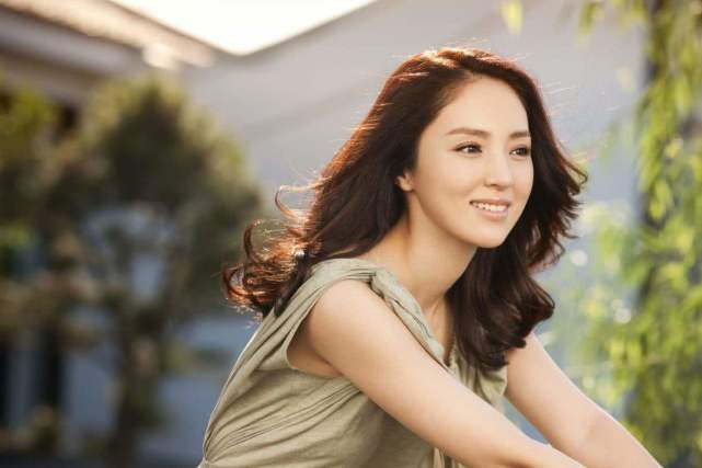 董璇爆出新恋情,董璇身穿白t恤配黑色紧身长裤