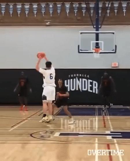 2米的中国胖虎!却一场未胜坐冷板凳,NCAA生涯出师不利?