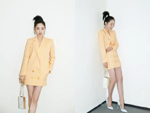 何超琼太飒了！穿西装内搭黑白蕾丝打底衫，手拿蛇纹包大佬范十足