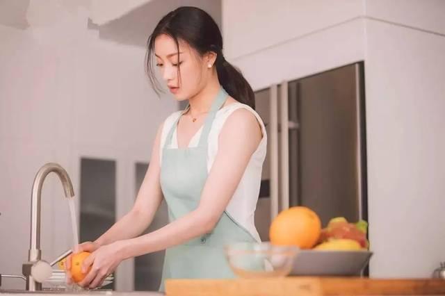 情商低的女人都喜欢炫耀吗,有情商的女人会这样发朋友圈