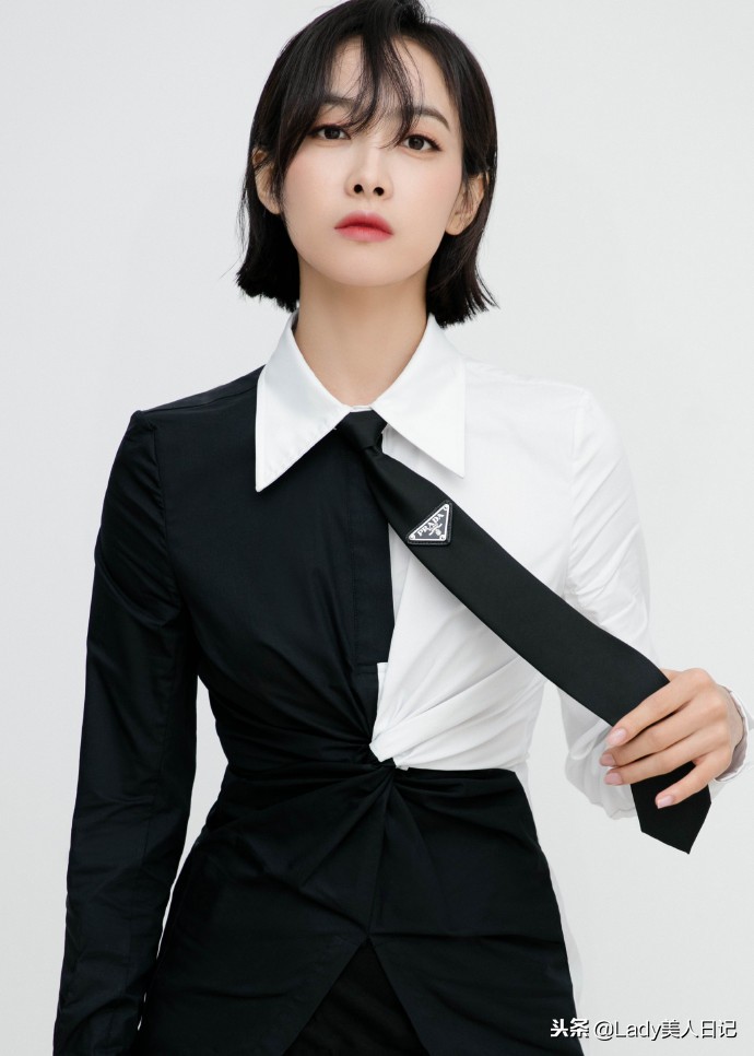 宋茜银色光幕裙搭配星光高筒靴,宋茜穿超长过膝高筒靴