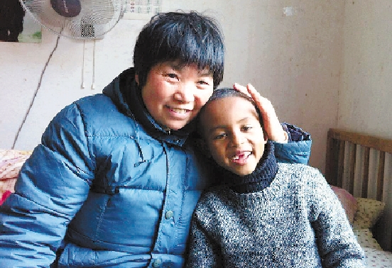 11年前,浙江农村奶奶收养了黑人小男孩巴比,如今怎么样了?