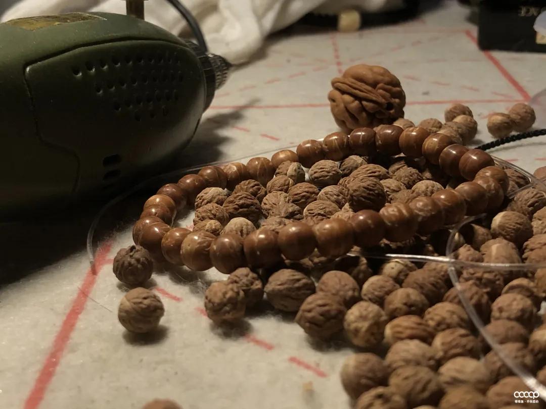 短发超飒小姐姐，玩串儿不贵也精致，骑起车来，帅翻天