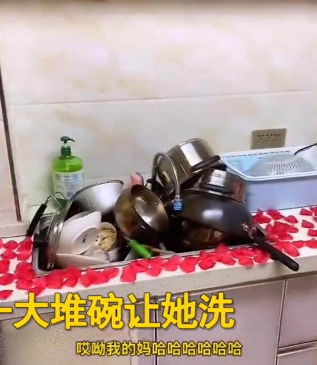 陕西一男子用玫瑰花瓣铺了一条路迎接女友，不料女友最后脸色大变