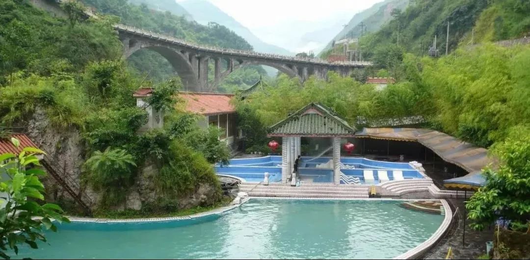 四川夏季适合泡天然温泉的地方,四川春节泡温泉推荐