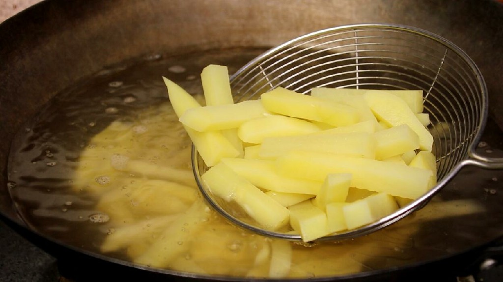 买的薯条炸出来软趴趴是什么原因,炸薯条不回软的正确做法