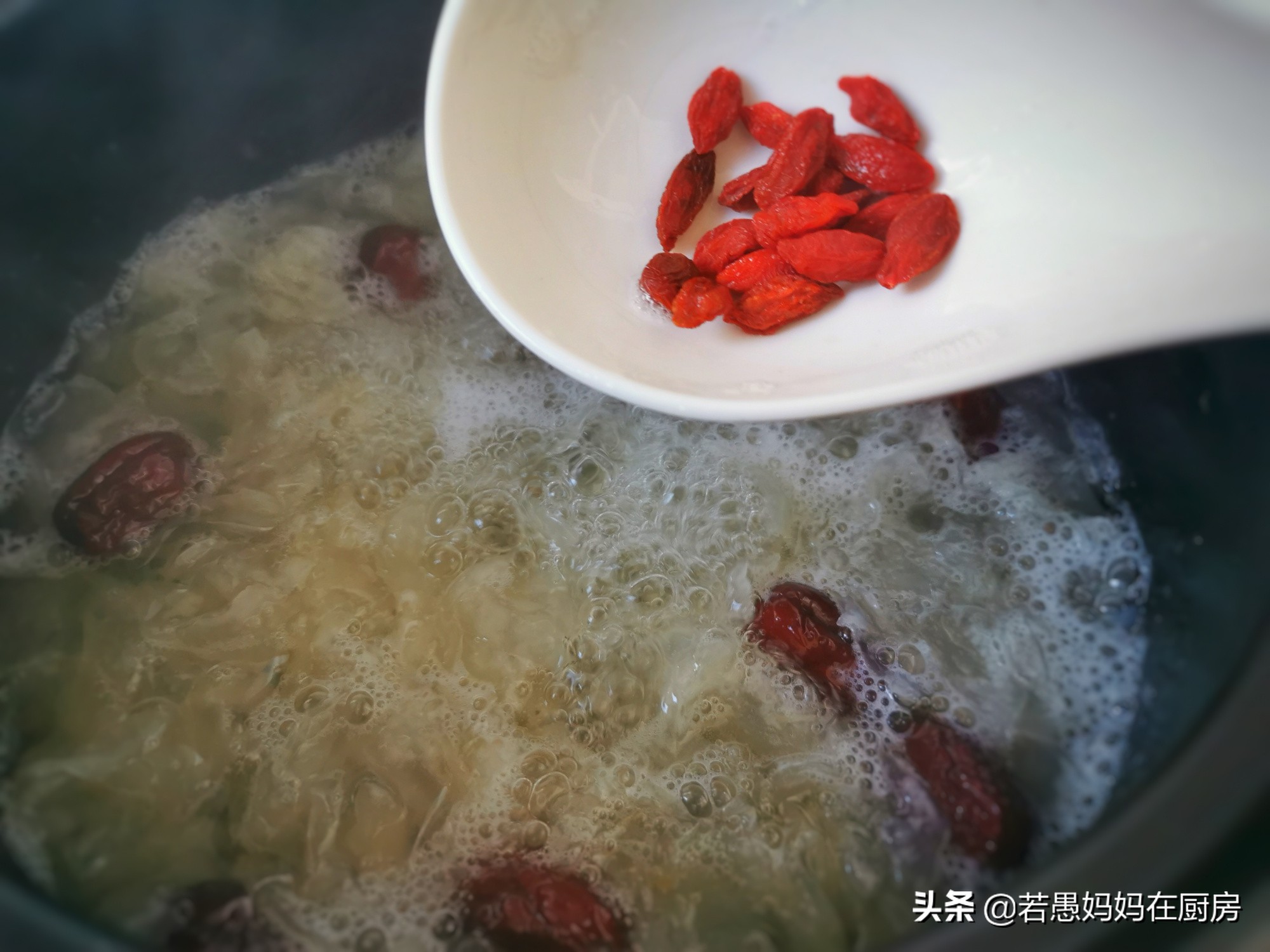 煮银耳溢出来怎么办,煮银耳不让白色泡沫溢出来