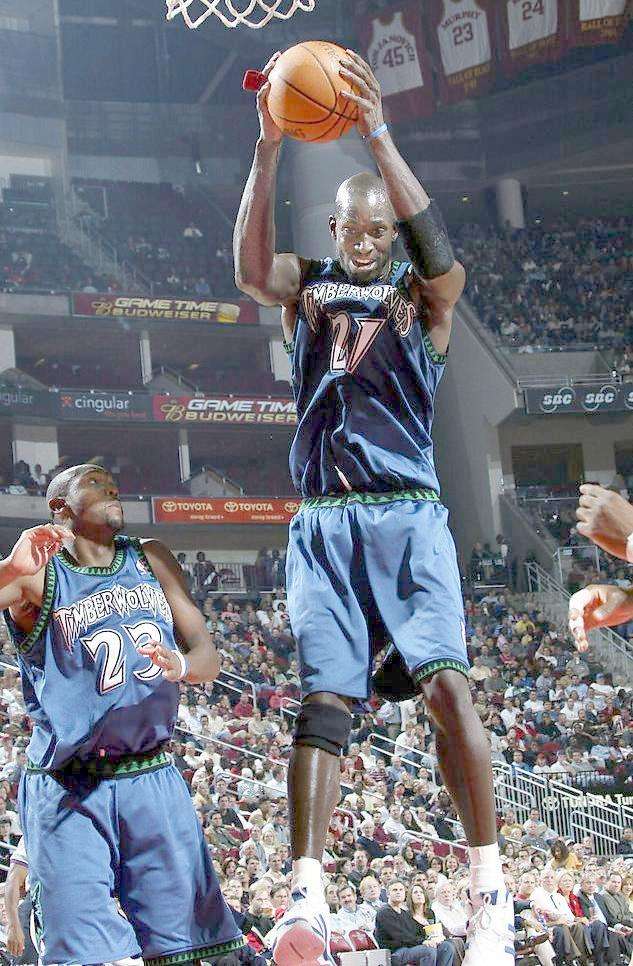 狼王加内特怒吼,狼王加内特球迷跳舞原视频