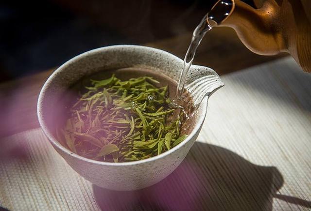 青海熬茶舌尖上的美味,青海牦牛肉干配茶