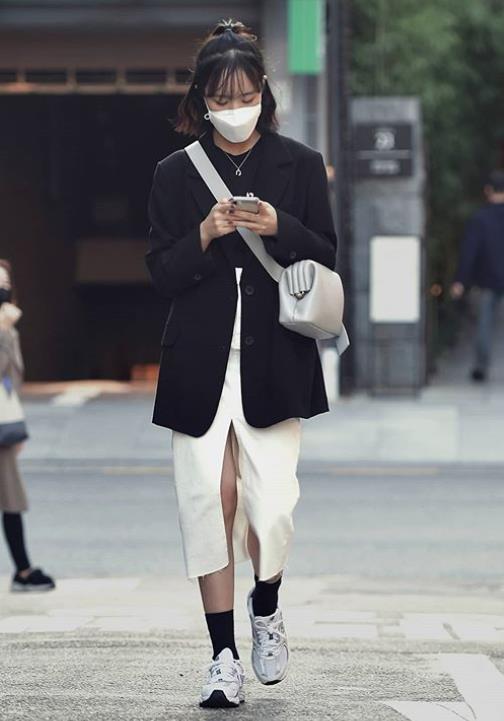 女人再懒也少穿搭,一款百搭又显腿长的运动鞋