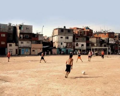 在楼顶上打球,楼顶踢球