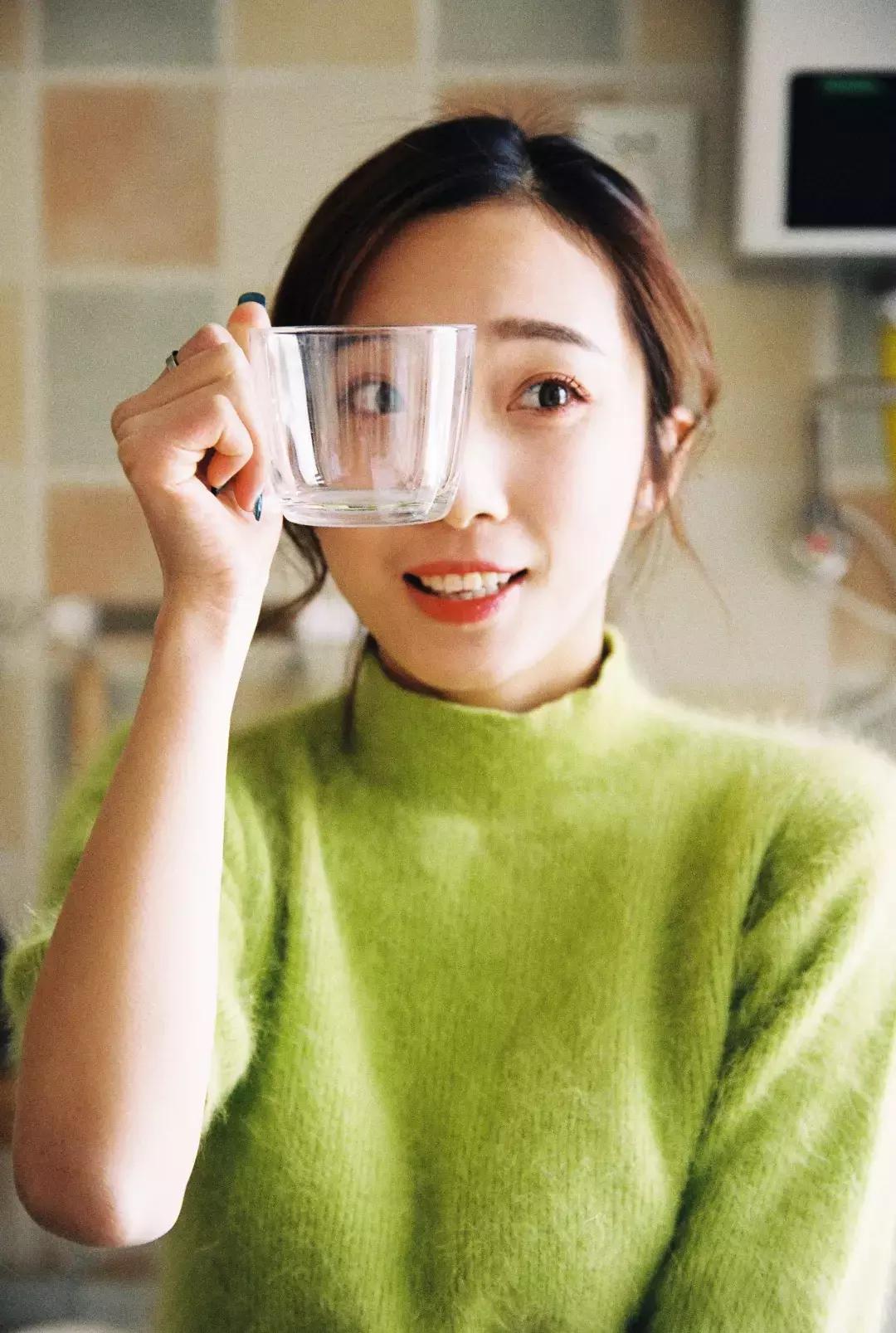 如何居家拍出自然写真照 (在家自己怎么拍出好看的照片写真)