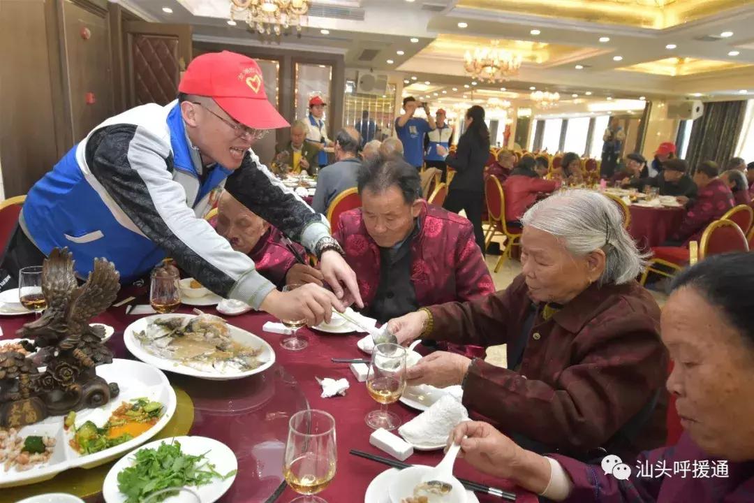 龙湖区第八个善待鳏寡百叟宴今举行铂晶大酒店多年资助大爱奉献