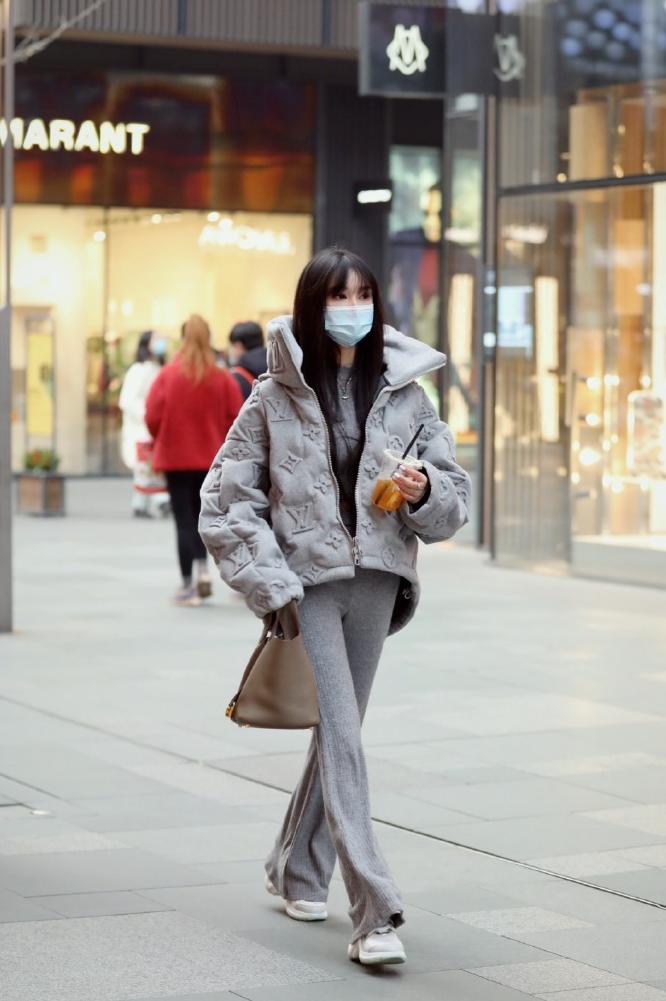 棕色羽绒服下面穿什么裤子好看,羽绒服最好不要穿黑色打底