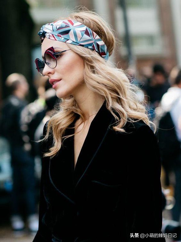 这个春天必学的气质发型,简单又时尚的发带造型