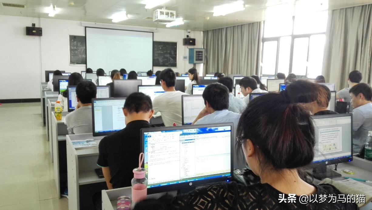 高考女生适合报哪些大专,2021文科女生最吃香的专业