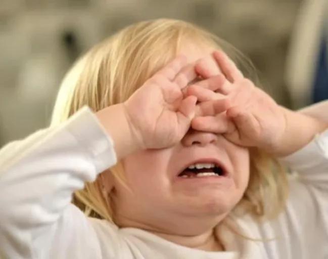 小学女孩眼睛近视配眼镜,小孩近视了家长不给配眼镜怎么办