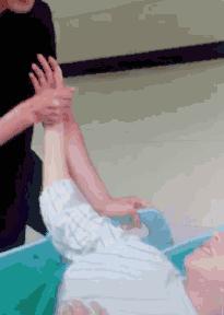 4分钟顺产视频曝光，丈夫的反应让人沉默，女人是在用生命生孩子